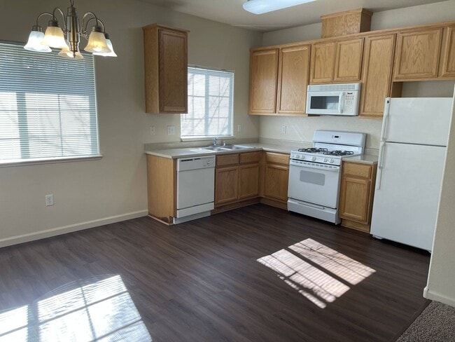 Building Photo - 929 Featherside Way