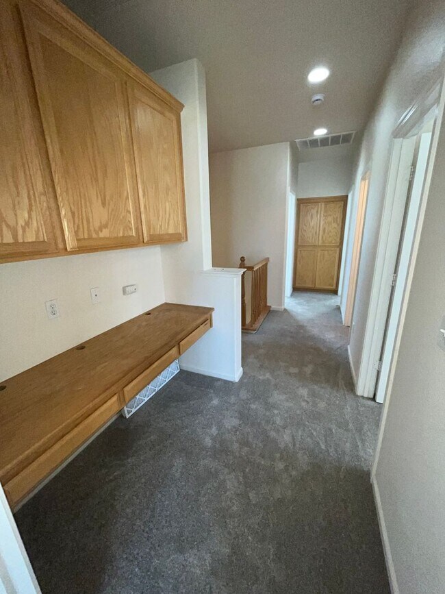Foto del edificio - 5 Bed | 3.5 Bath | 2368 SF | 2 Car garage | Two Story | Tenant pays $175 for WS&G