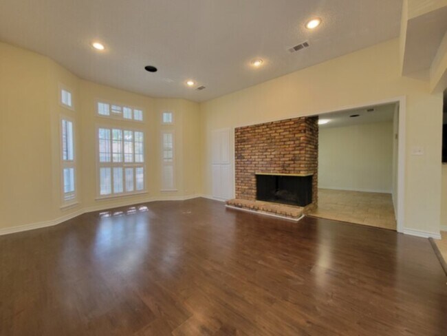 Building Photo - $1,995/month ; $1,900 Deposit