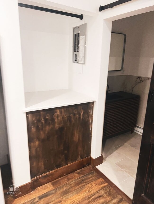 Foto del edificio - Recently Renovated Hill Condo - SIX MONTH ...