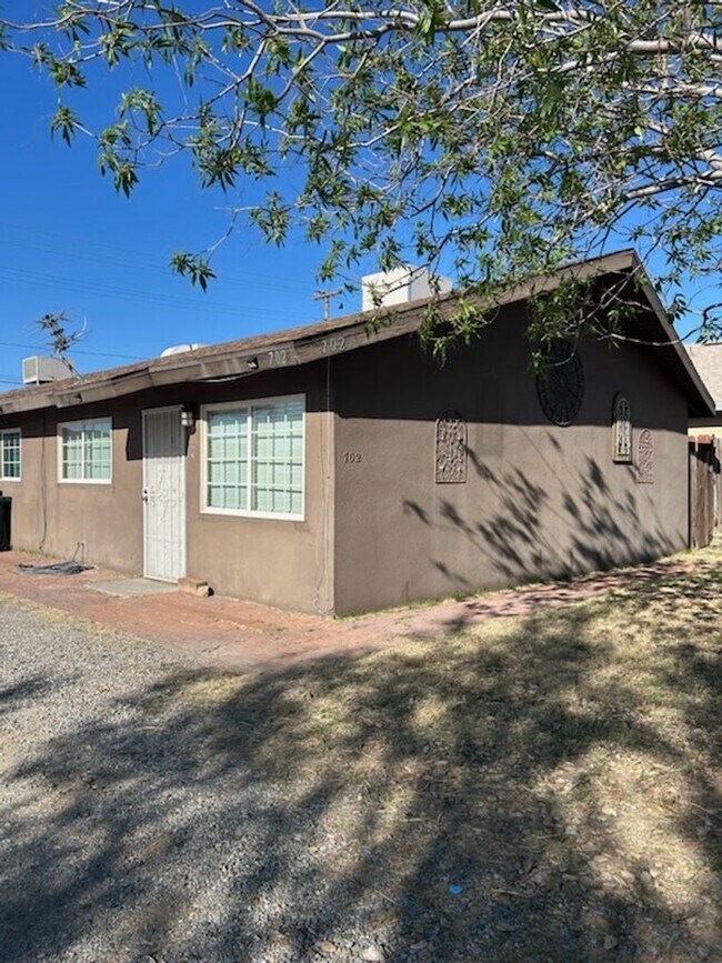 Building Photo - 702 W Atkins Ave