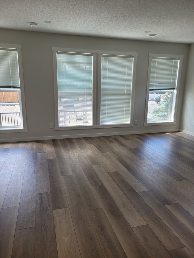 Photo du bâtiment - 429 Cranbrook Sq SE