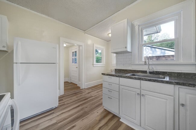 Building Photo - Lovely Two Story, 3 Bedrooms, 2 Bath Home