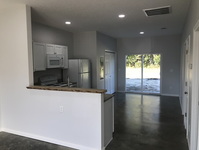 9ft ceilings - 3617 Tanner Ln