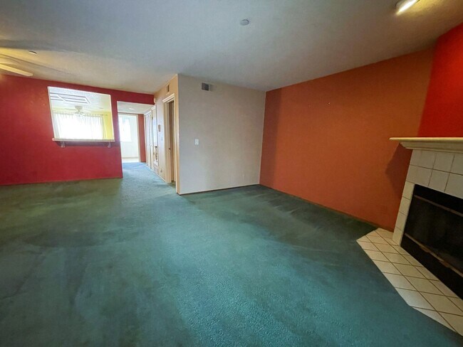 Building Photo - Spacious tri-level townhome in the heart of Hayward