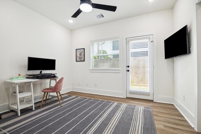 Foto del edificio - 4967 Brinkman St