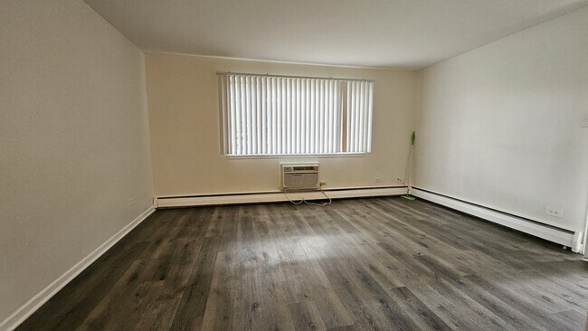 Foto del edificio - BEAUTIFUL MUST SEE CHARMING 1 BED/1 BATH WITH FRE HEAT....MUST SEE!!!