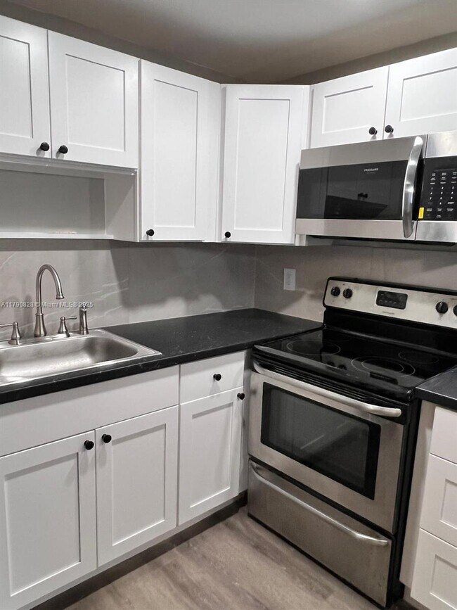 Foto del edificio - 301 NW 177th St