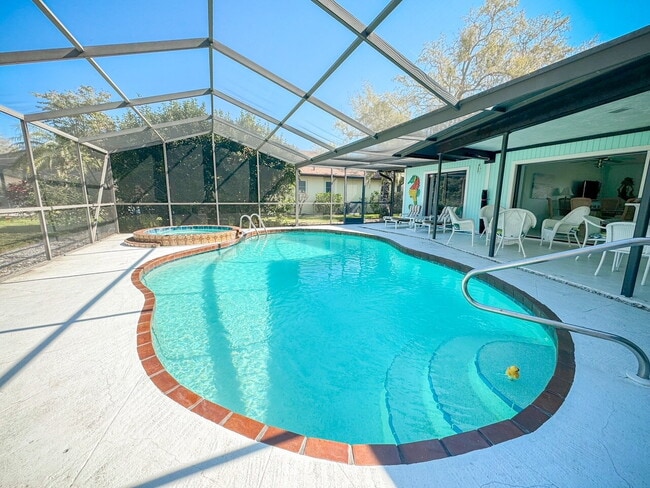 Building Photo - Gorgeous pool and spa home in central Sarasota