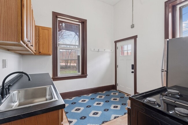 Clean Kitchen - 698 Wilson Ave