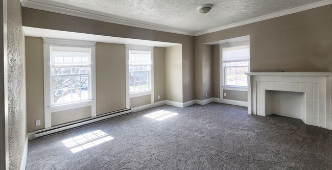 Living Room - 542 6th W St