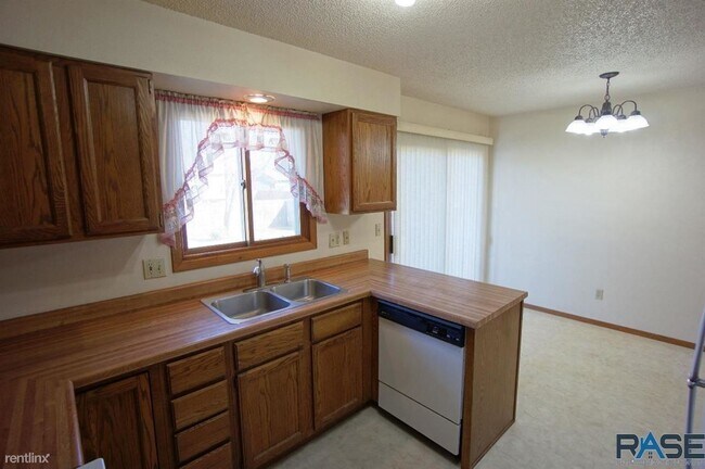 Building Photo - 3 br, 1 bath House - 6400 W 53rd St