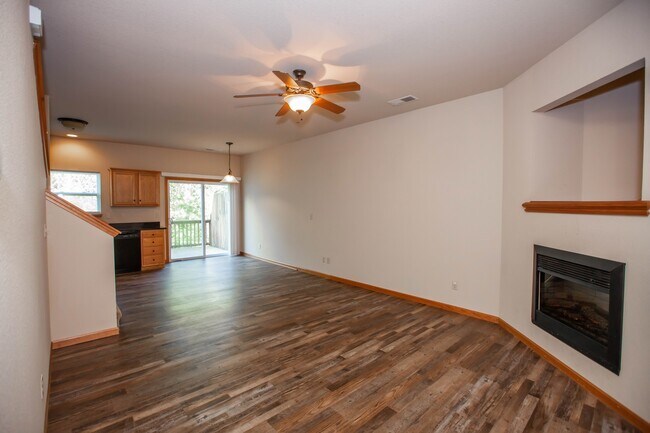Foto del edificio - 3D Tour Available - Quick Access to Fort Riley + Community Pool + Washer & Dryer + Lawn Care incl...
