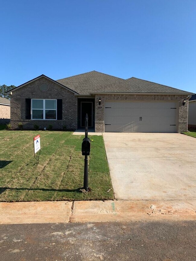 Building Photo - *$99 Move-In Special* Three Bedroom | Two ...