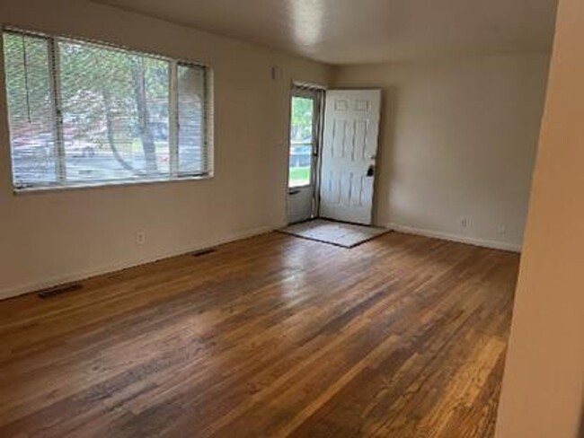 Building Photo - STUDENTS WELCOME! Large 5-Bed / 2-Bath Ran...