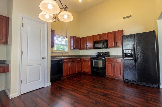 Building Photo - 1634 Piedmont Cir