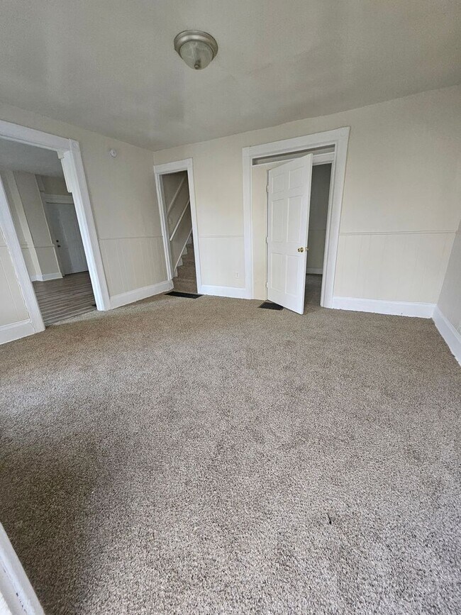 Foto del edificio - 4 bedroom townhouse style unit on west side