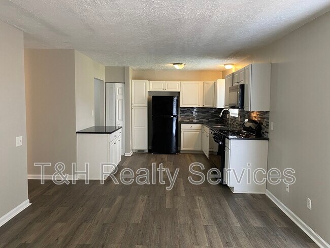 Building Photo - 3008 N Pauline Ave