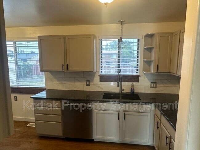 Building Photo - 433 Fern Dr