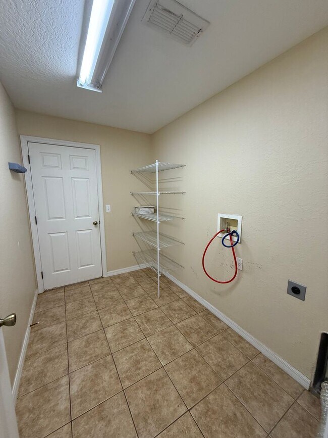 Foto del edificio - Updated 3BR/2BA Home in Rainbow Park – Pet...