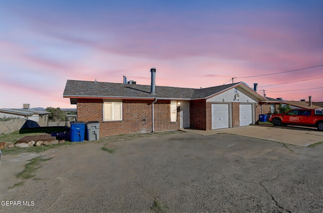 Building Photo - 8920 Leo St