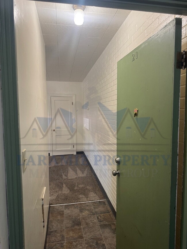 Building Photo - 1 bed 1 bath apartment - Near Campus!
