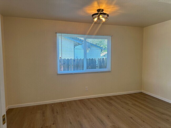 Foto del edificio - 4 Bedroom 2 Bath