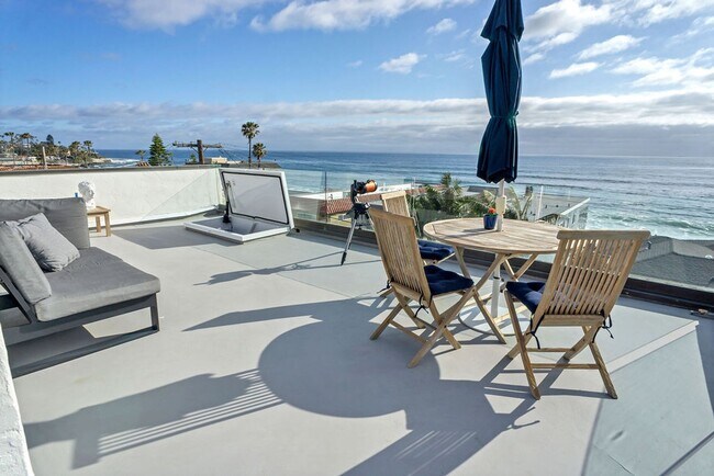 Foto del edificio - Gorgeous ocean view home at Windansea Beach!