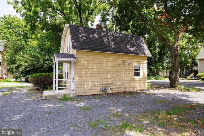 Building Photo - 235 Newton St