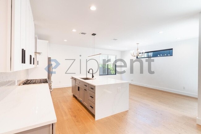 Building Photo - Unit