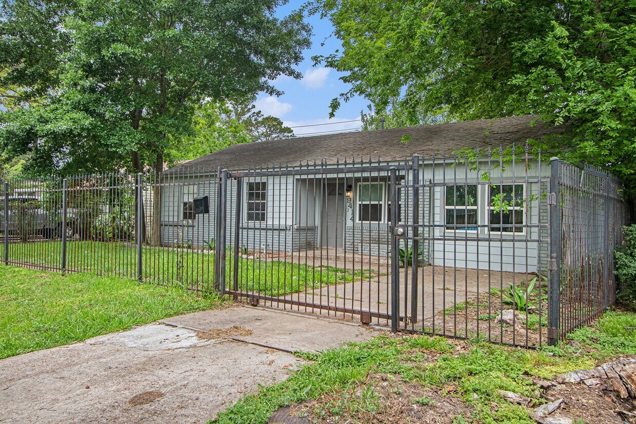 Primary Photo - 9414 Rosehaven Dr