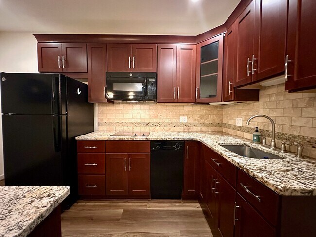 Foto del edificio - 8405 Dogwood Rd