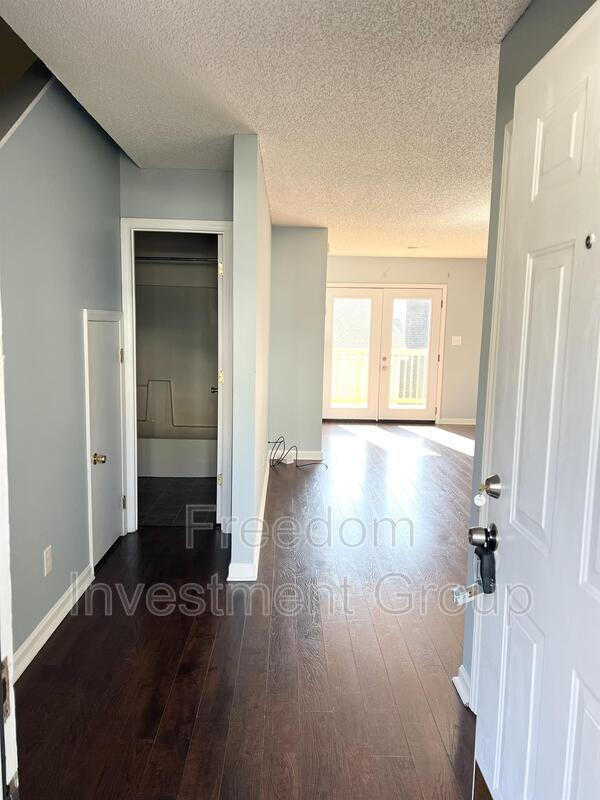 Building Photo - 2105 Silverbrook Dr