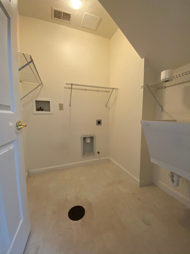 Building Photo - 106 Amber Ln