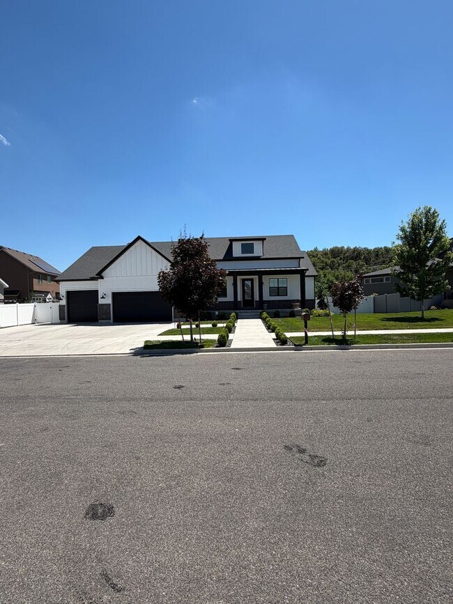 Foto del edificio - Luxury Modern Farmhouse in South Weber | Designer Kitchen | 3-Car Garage