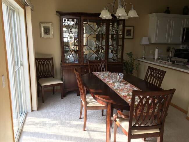 Comedor - 17589 Hackberry Ct