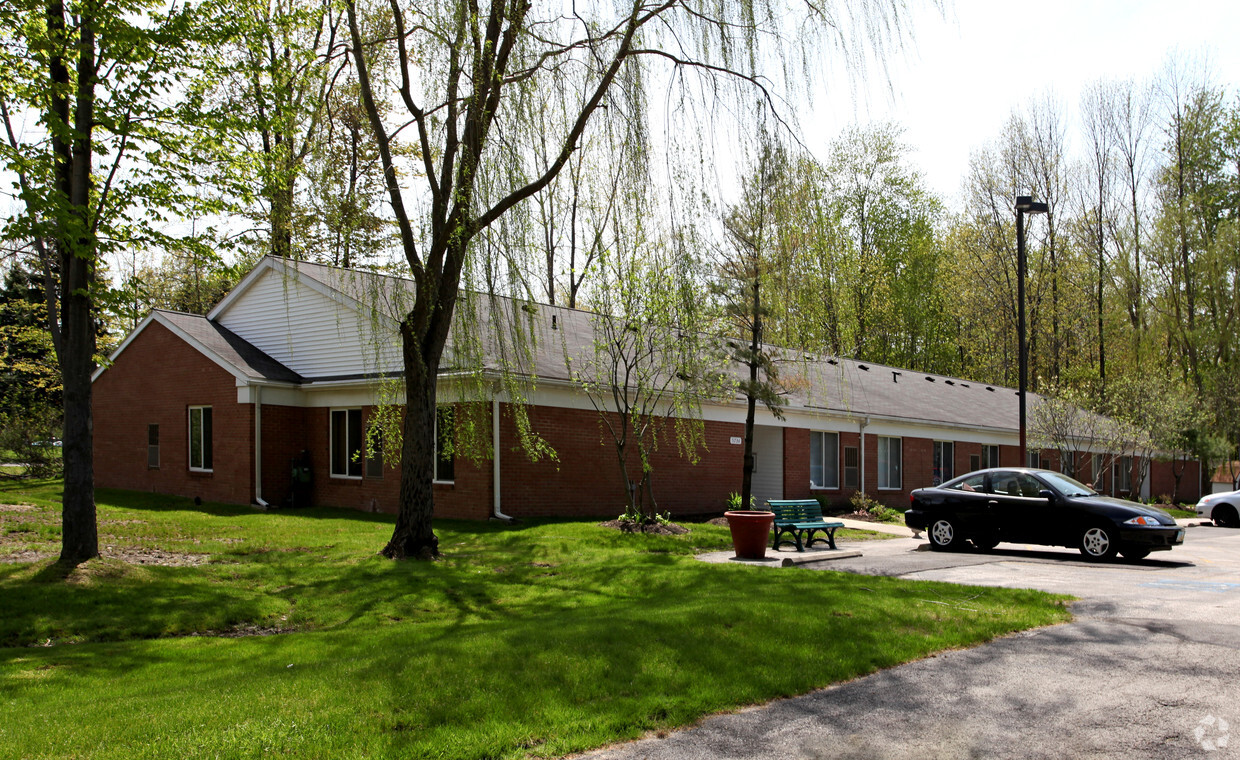 Primary Photo - Lake Vistas Apartments