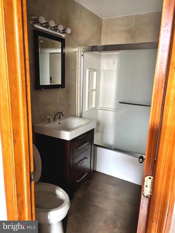 Foto del edificio - 1338 W Girard Ave