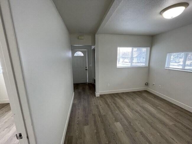 Building Photo - 3 Bed, 2 Bath Single Family Home - Idaho F...