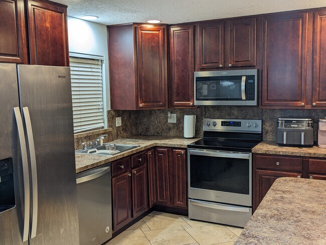 Building Photo - 3195 Ellen Dr