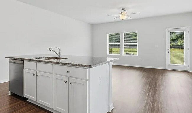 Building Photo - 137 Village Green Dr NW
