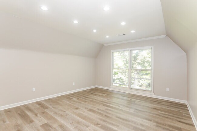 Foto del edificio - 1001 Crown Corners Dr