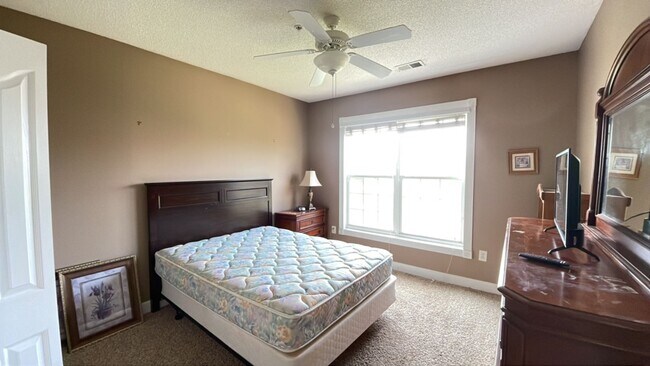 Foto del edificio - 2241 Waterview Dr