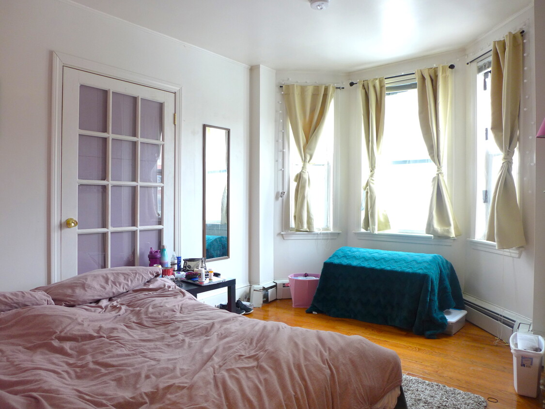 Primary Photo - 1552 Tremont St