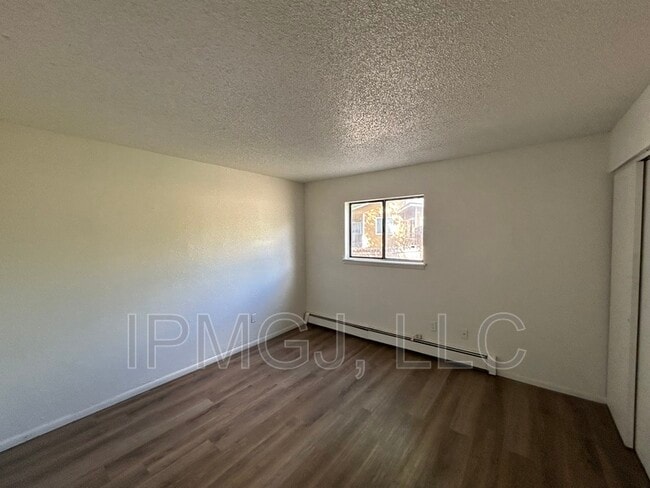 Building Photo - 560 N Sparn St