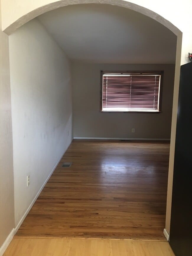 Building Photo - Close to Downtown