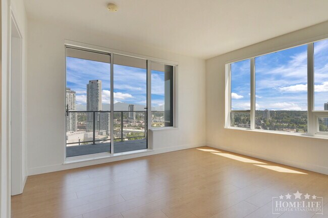 Photo du bâtiment - Presenting this stunning 2-bedroom, 1-bathroom home on the 21st floor of The Holland in the heart...