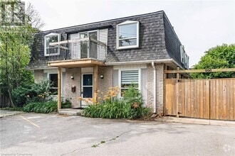 Building Photo - 996 Brenda Crescent