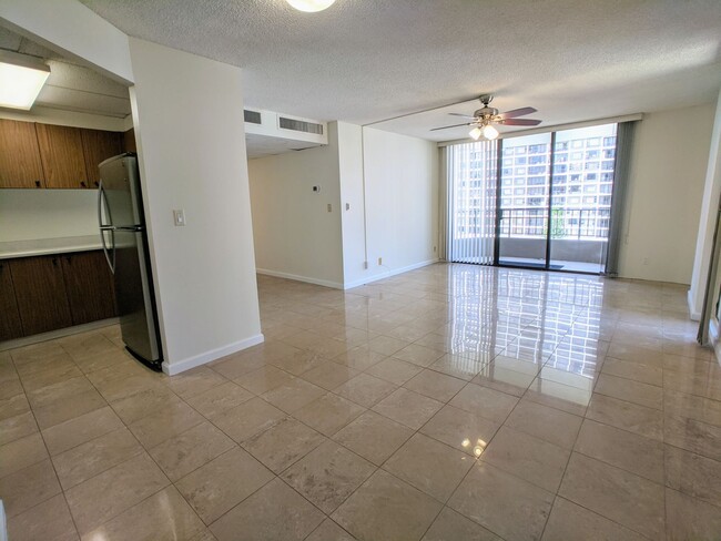 Building Photo - Beautiful 2 Bed / 2 bath Condo w/1 Parking...
