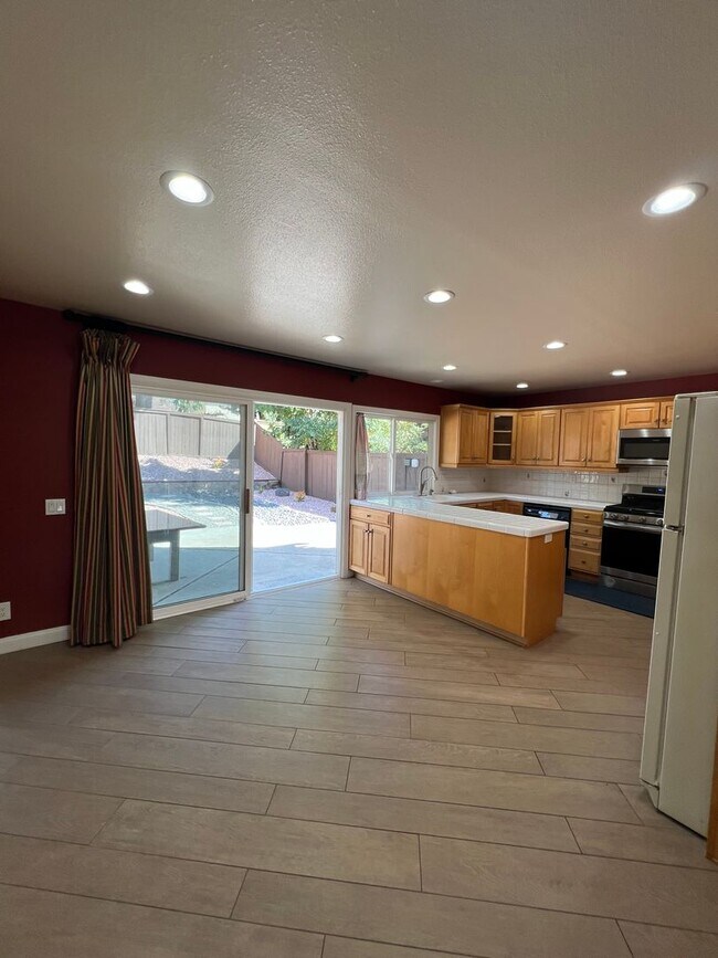 Foto del edificio - Lake Forest House with 4 bed 2 bath plus loft